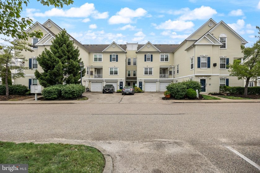 Beautiful 2-bedroom, 2.5-bath townhome located in a highly - photo 25