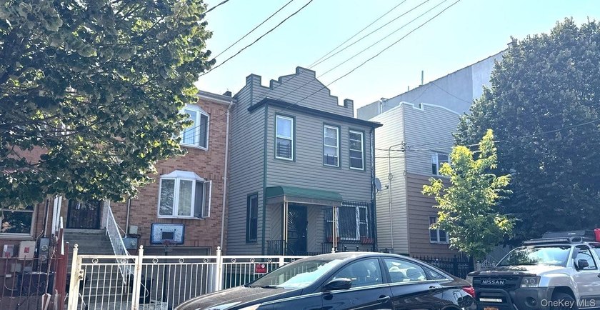 This Duplex Style Home Features 5 Bedrooms, 2 Full Baths, 2 Eat - photo 2