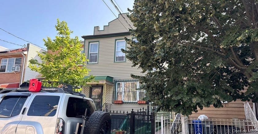 This Duplex Style Home Features 5 Bedrooms, 2 Full Baths, 2 Eat - photo 3