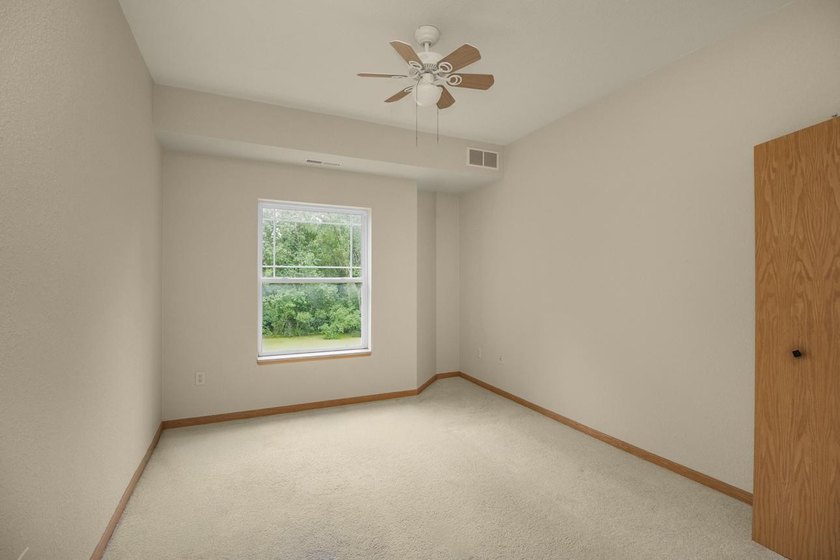 Bright &amp; sunny south-facing condo now available in the popular - photo 11