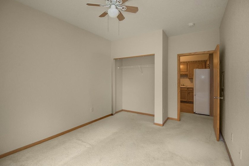 Bright &amp; sunny south-facing condo now available in the popular - photo 12