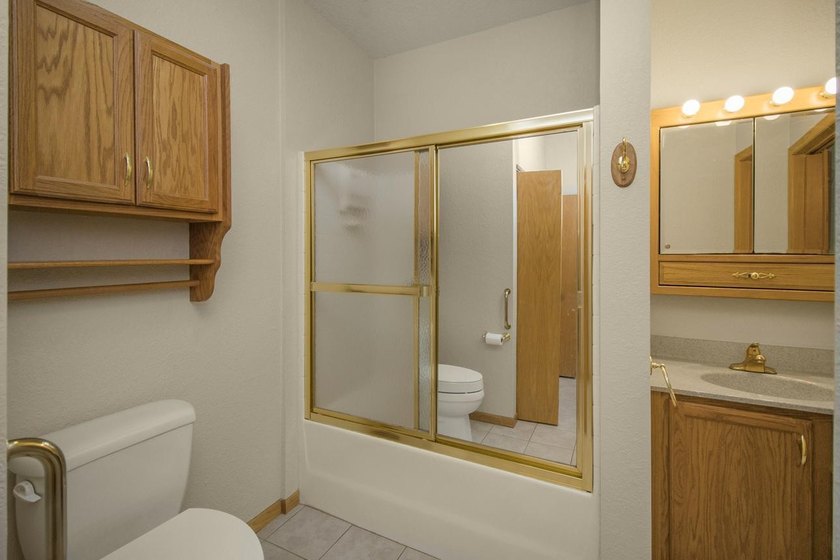 Bright &amp; sunny south-facing condo now available in the popular - photo 14