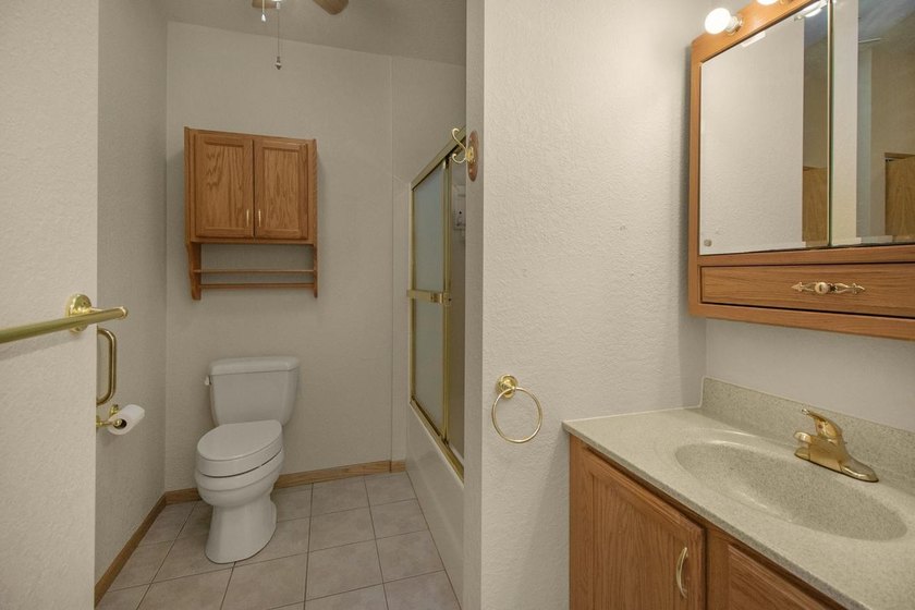 Bright &amp; sunny south-facing condo now available in the popular - photo 15