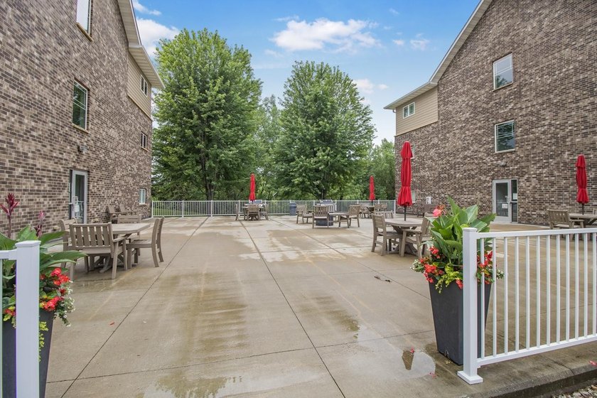 Bright &amp; sunny south-facing condo now available in the popular - photo 21