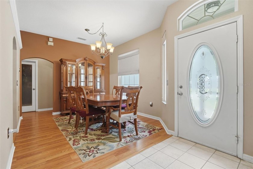 Under contract-accepting backup offers. Welcome to this - photo 3