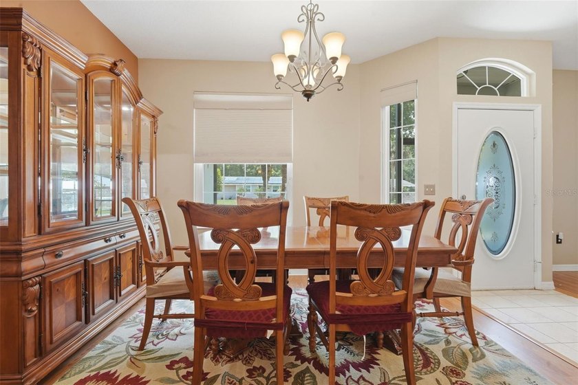 Under contract-accepting backup offers. Welcome to this - photo 4