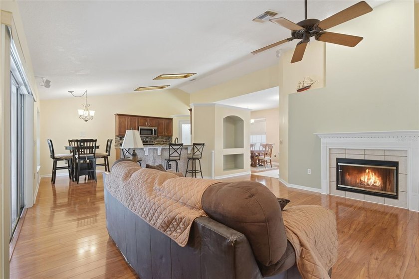 Under contract-accepting backup offers. Welcome to this - photo 5