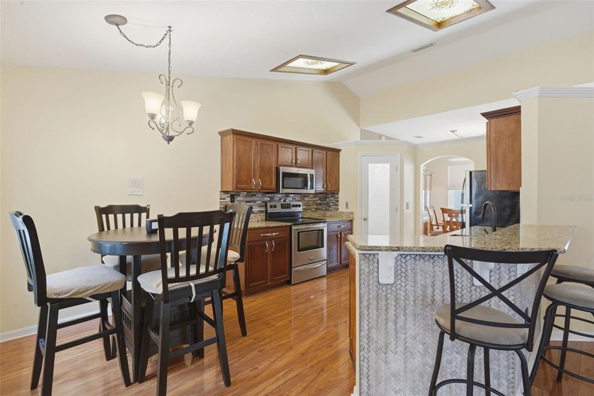 Under contract-accepting backup offers. Welcome to this - photo 10