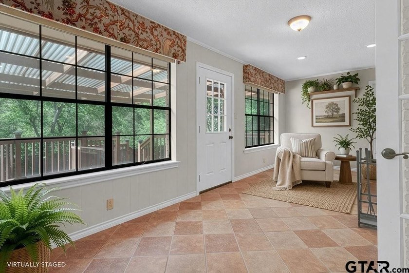 Looking for a well maintained and updated home in Hideaway? You - photo 11
