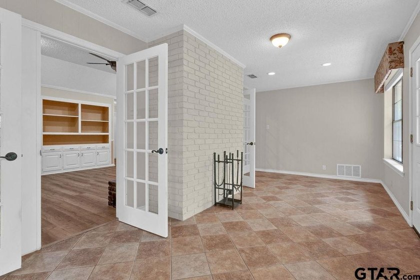 Looking for a well maintained and updated home in Hideaway? You - photo 12