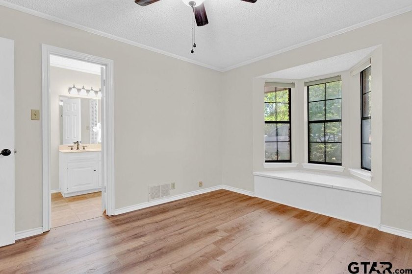 Looking for a well maintained and updated home in Hideaway? You - photo 13