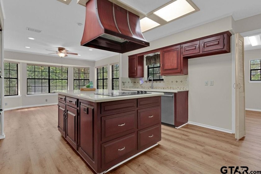Looking for a well maintained and updated home in Hideaway? You - photo 18