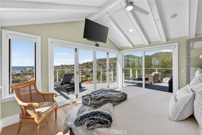 Located on a quiet cul-de-sac, this exceptional Laguna Beach - photo 31