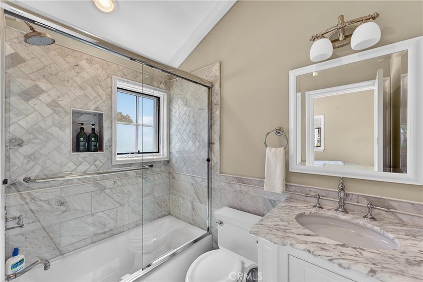 Located on a quiet cul-de-sac, this exceptional Laguna Beach - photo 32