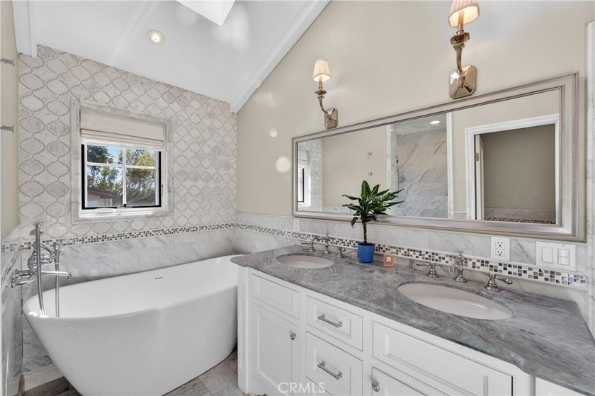 Located on a quiet cul-de-sac, this exceptional Laguna Beach - photo 33