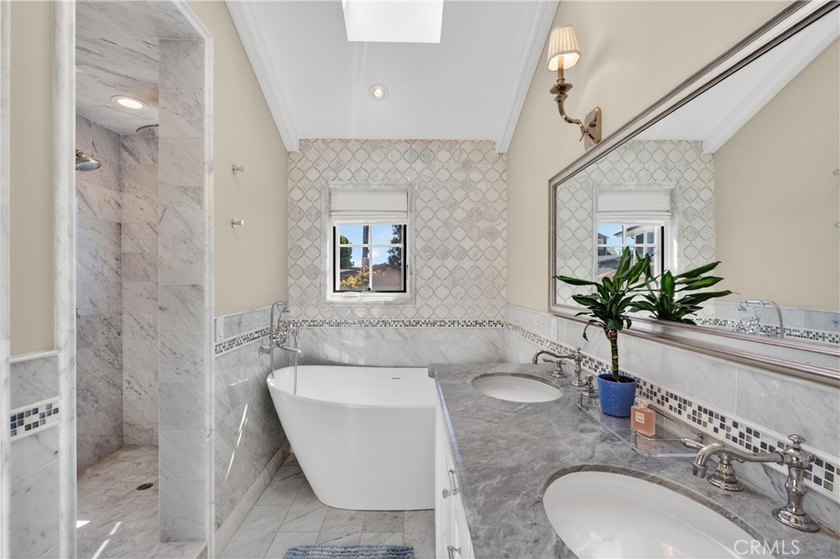 Located on a quiet cul-de-sac, this exceptional Laguna Beach - photo 35
