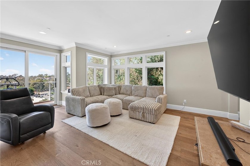 Located on a quiet cul-de-sac, this exceptional Laguna Beach - photo 36
