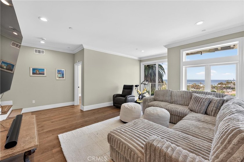 Located on a quiet cul-de-sac, this exceptional Laguna Beach - photo 37