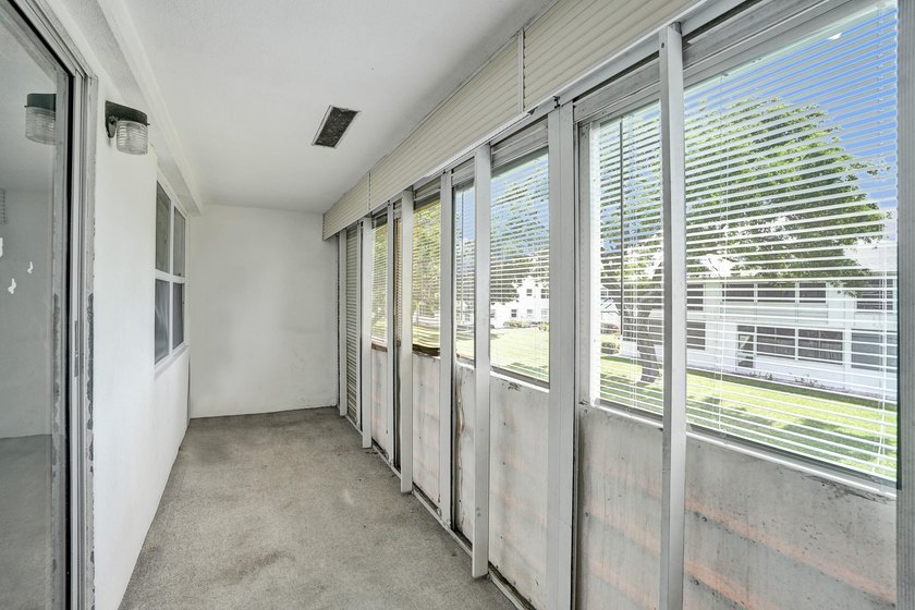 Beautifully updated 2-bed/1.5-bath condo minutes from the beach - photo 41