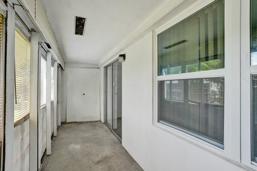 Beautifully updated 2-bed/1.5-bath condo minutes from the beach - photo 43
