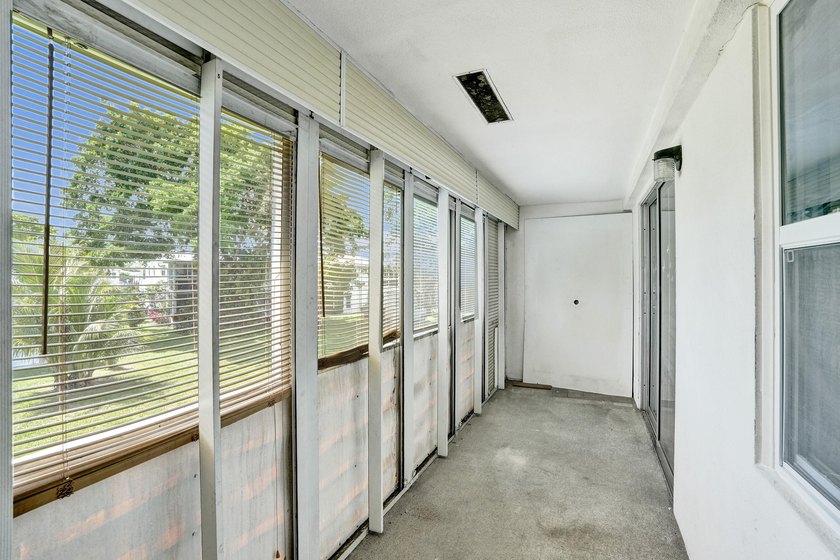 Beautifully updated 2-bed/1.5-bath condo minutes from the beach - photo 44