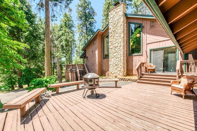 Welcome to this great family cabin with an attached 2 car garage - photo 3