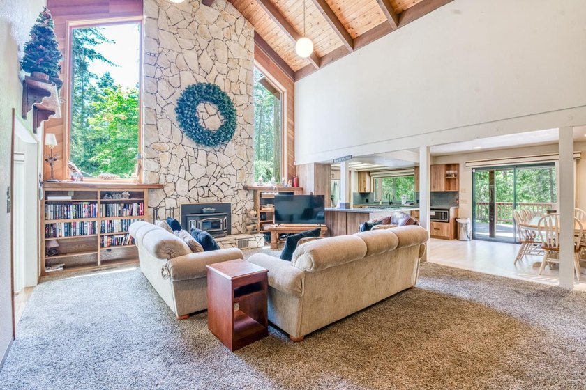 Welcome to this great family cabin with an attached 2 car garage - photo 4