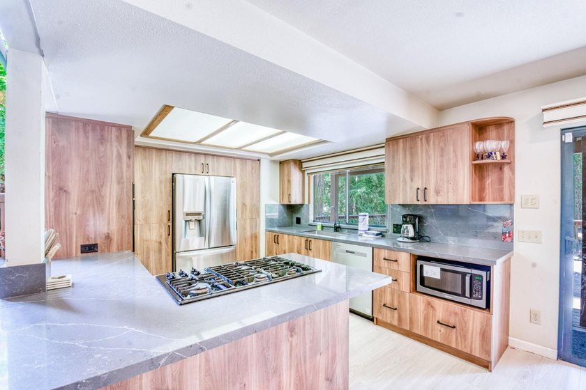 Welcome to this great family cabin with an attached 2 car garage - photo 8