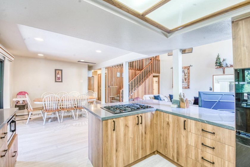 Welcome to this great family cabin with an attached 2 car garage - photo 10
