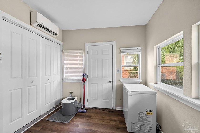 Beautifully Updated Residence in the Highly Sought-After East - photo 22