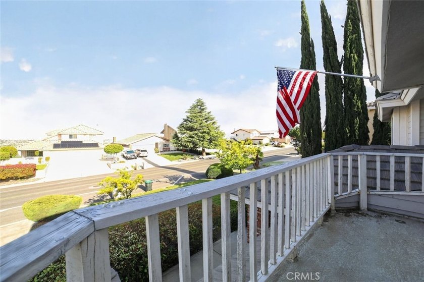 Expansive Victorville residence offering 4650 sq ft of living - photo 11