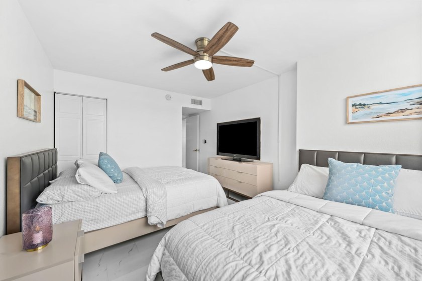 Stunning top-floor corner unit offering breathtaking wraparound - photo 11