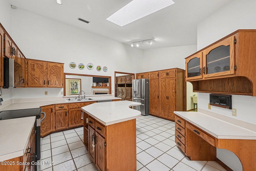 ***Motivated seller says bring offers*** This charming 4 bed / 4 - photo 11