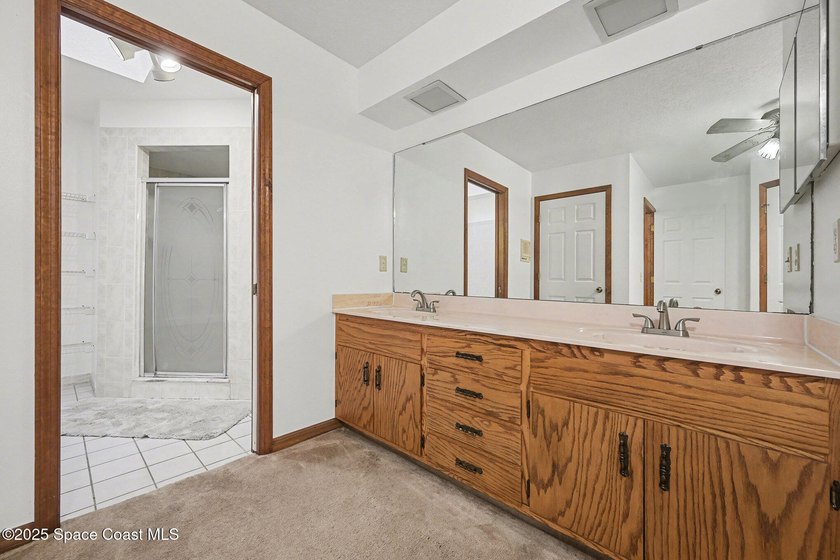***Motivated seller says bring offers*** This charming 4 bed / 4 - photo 13