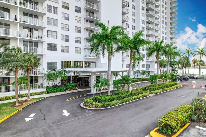 Stunning top-floor corner unit offering breathtaking wraparound - photo 15