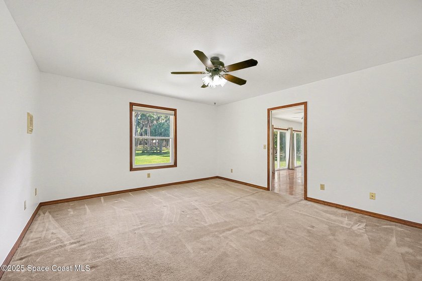 ***Motivated seller says bring offers*** This charming 4 bed / 4 - photo 15