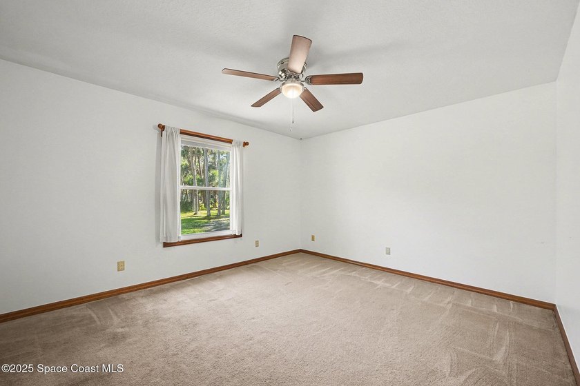 ***Motivated seller says bring offers*** This charming 4 bed / 4 - photo 18