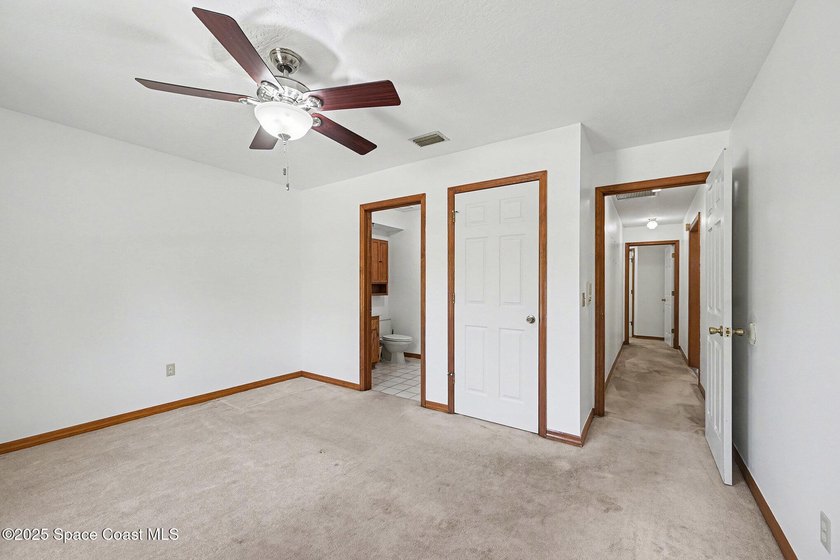 ***Motivated seller says bring offers*** This charming 4 bed / 4 - photo 19