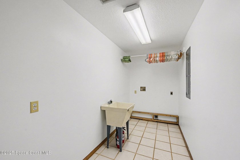 ***Motivated seller says bring offers*** This charming 4 bed / 4 - photo 23