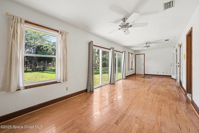 ***Motivated seller says bring offers*** This charming 4 bed / 4 - photo 24