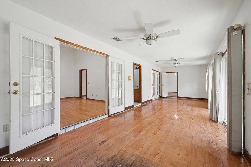 ***Motivated seller says bring offers*** This charming 4 bed / 4 - photo 25