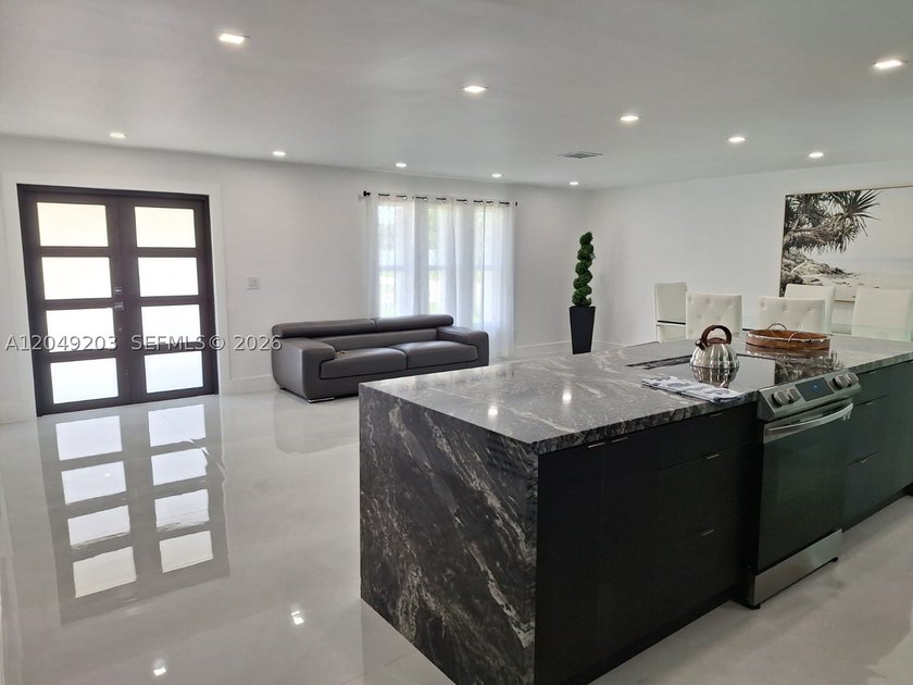 Welcome to this beautiful cornet lot modern home fully fenced - photo 3