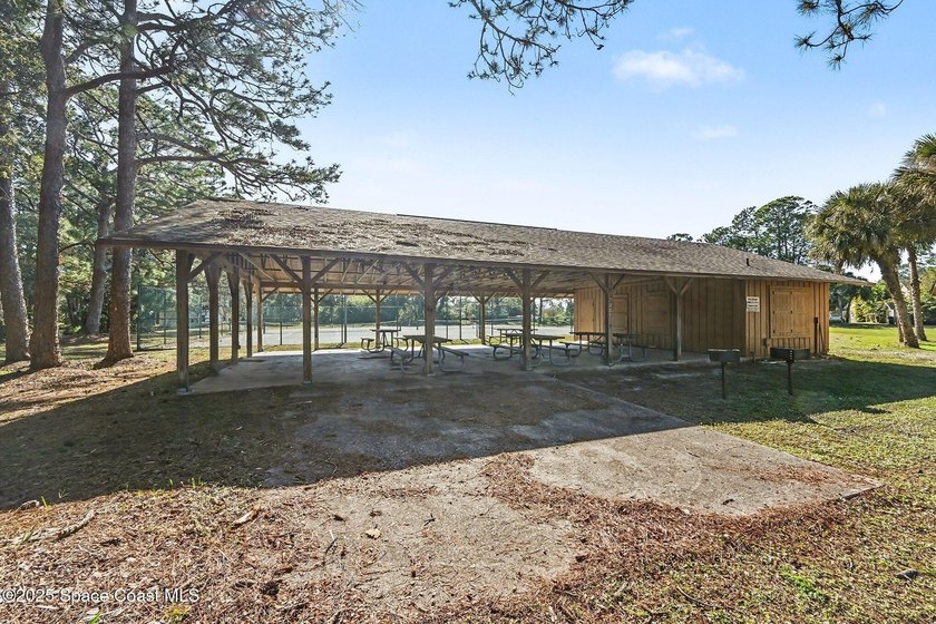 ***Motivated seller says bring offers*** This charming 4 bed / 4 - photo 35