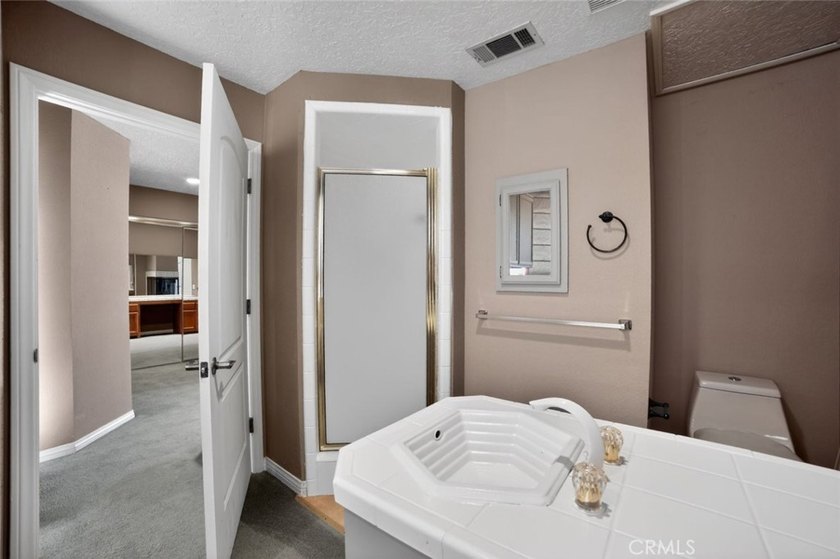 Expansive Victorville residence offering 4650 sq ft of living - photo 40