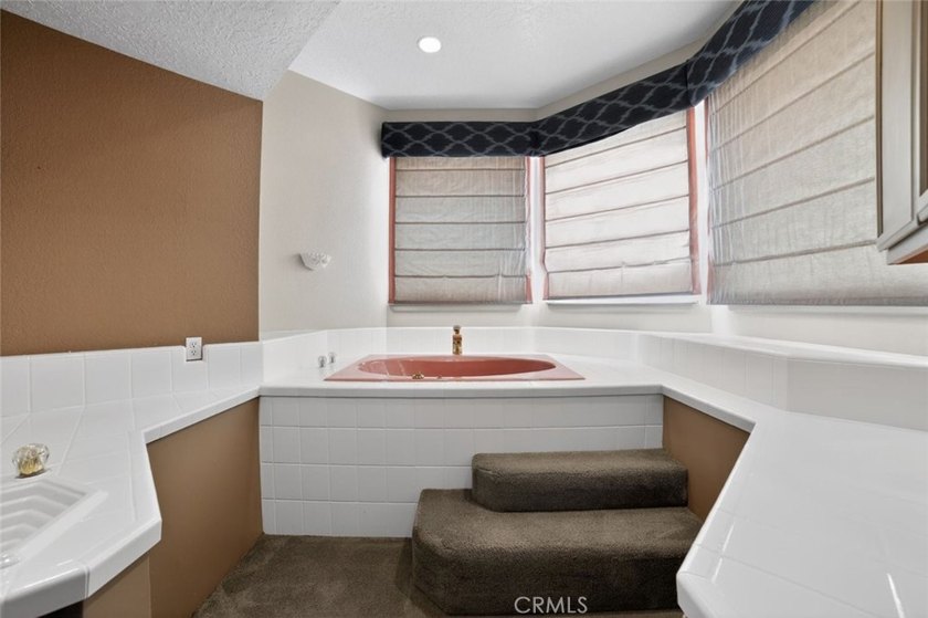 Expansive Victorville residence offering 4650 sq ft of living - photo 41