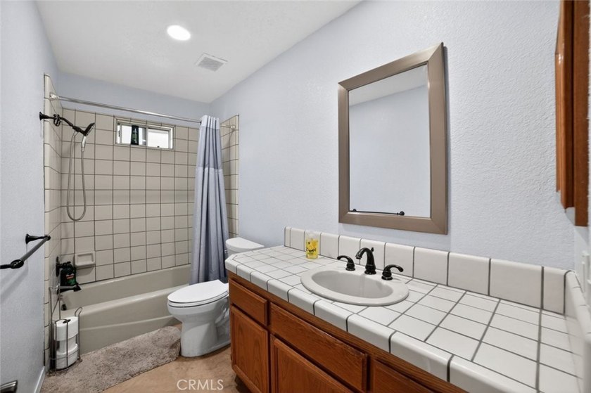 Expansive Victorville residence offering 4650 sq ft of living - photo 42
