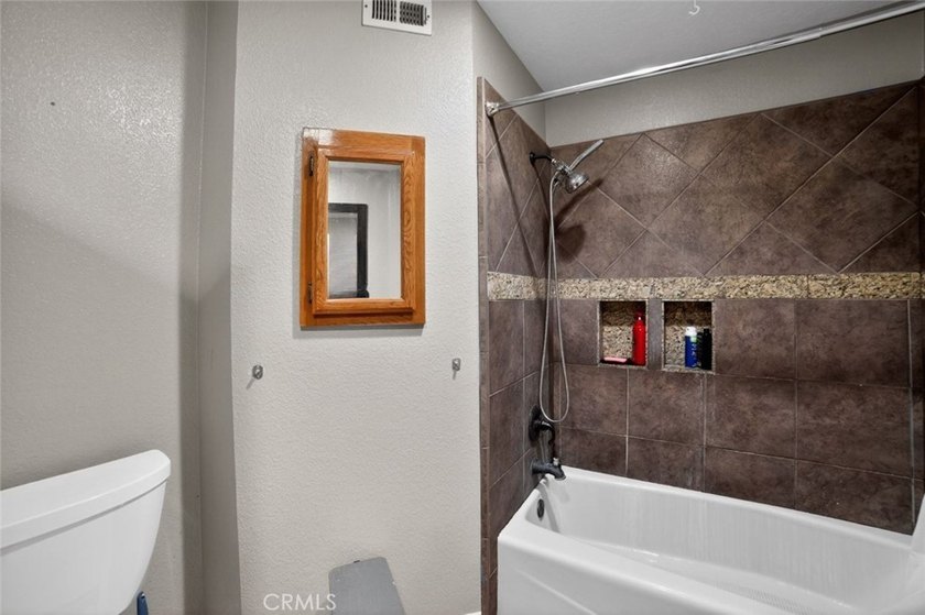 Expansive Victorville residence offering 4650 sq ft of living - photo 43