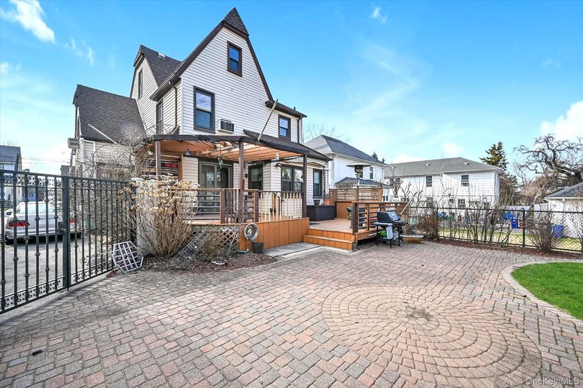 Location ! Location ! North Flushing Colonial on 4400 Sqft - photo 13