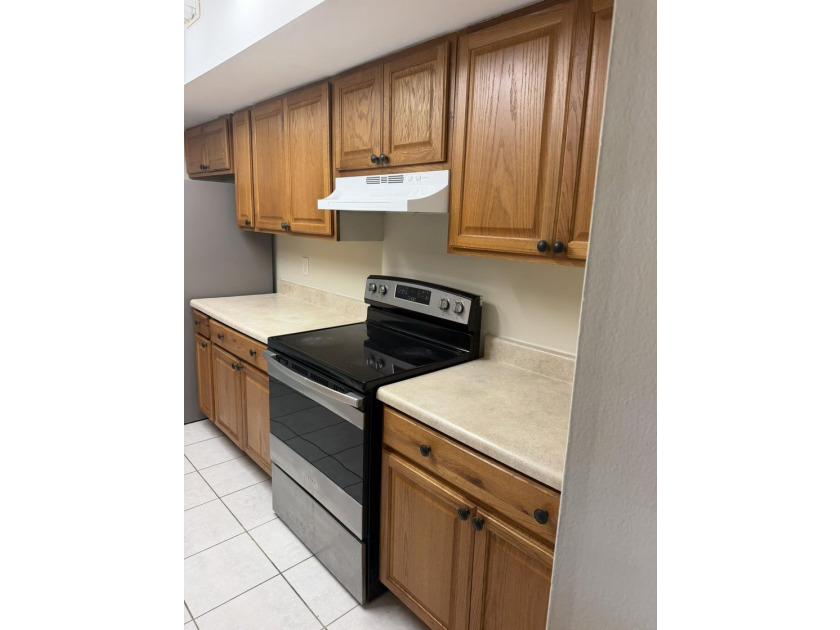 Very Nice 3/2/1 Home in Port St Lucie. Open, Bright &amp; Airy - photo 6