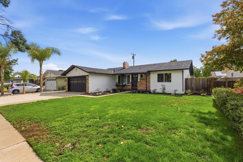 Welcome to this charming and move-in-ready 3-bedroom, 2-bath - photo 3